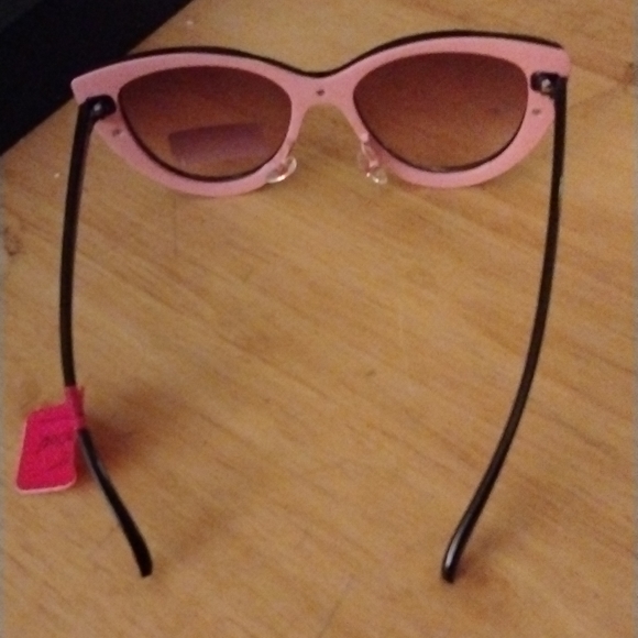 NWOT Betsey Johnson Two-toned Cat Eye Sunglasses - Picture 3 of 5